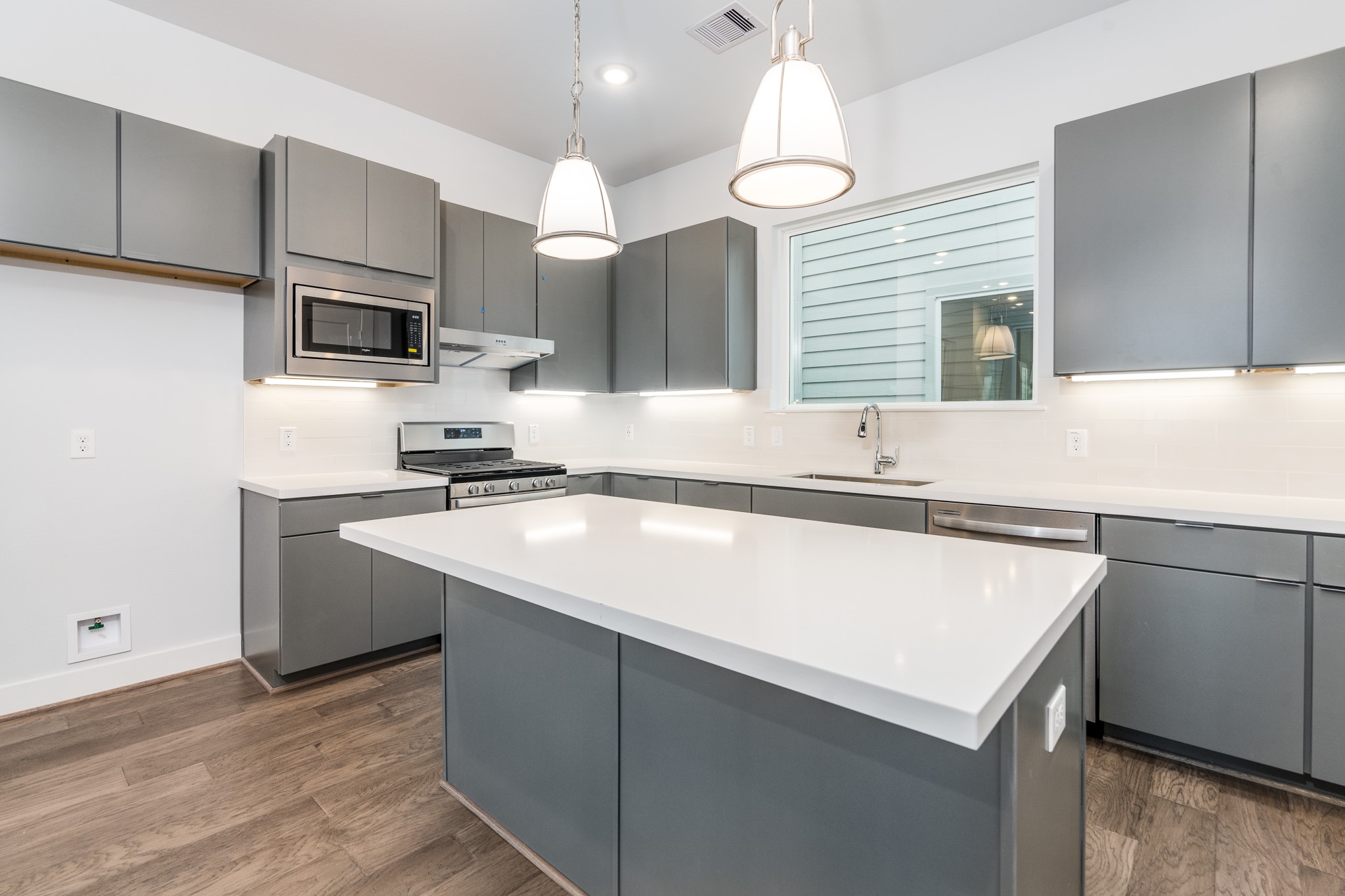 4224 Schuler Street Houston, TX 77007 - Photo 16 of 37 Gorgeous quartz countertops.