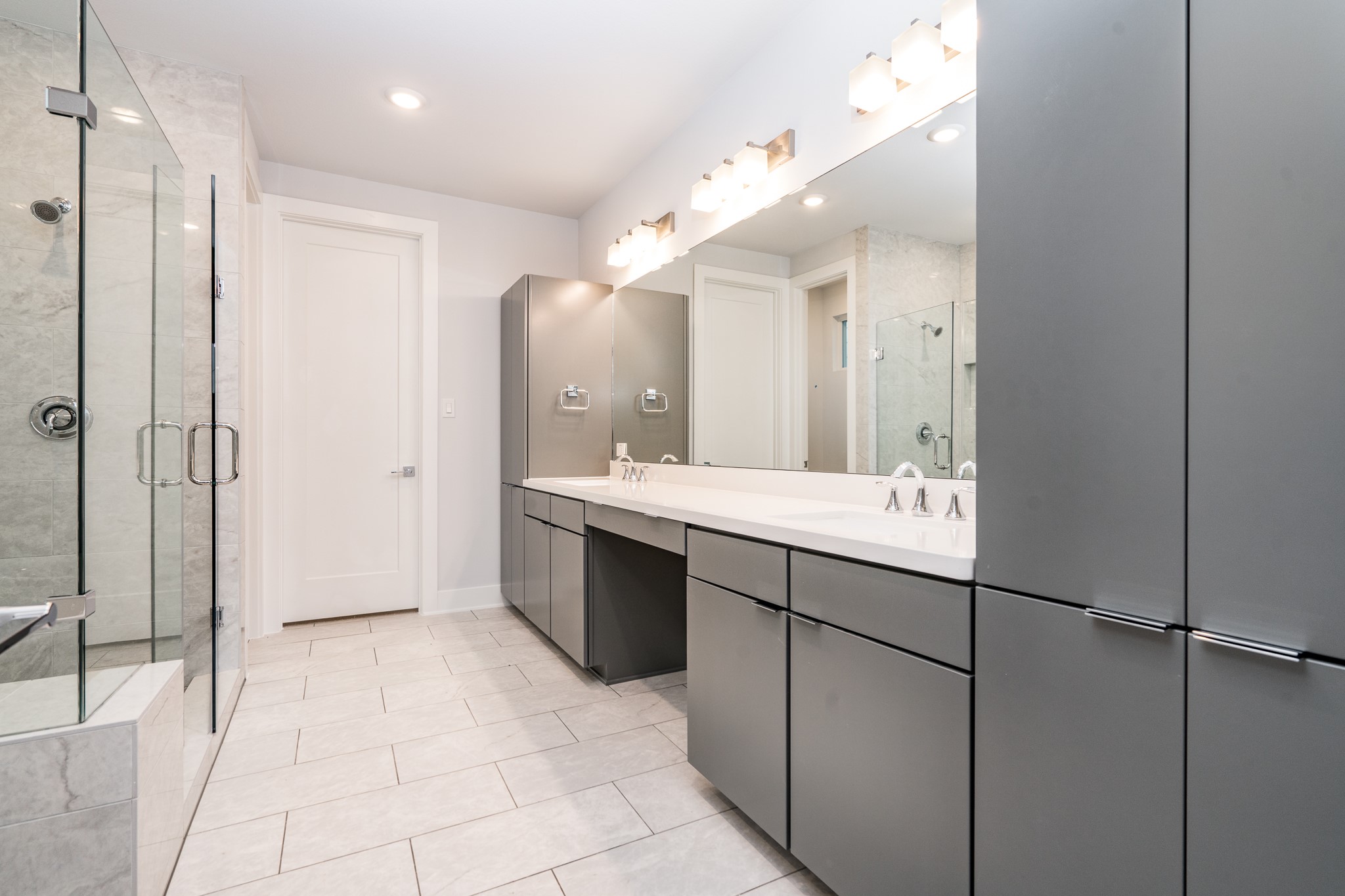 4224 Schuler Street Houston, TX 77007 - Photo 22 of 37 Primary bath with 2 walk in closets.