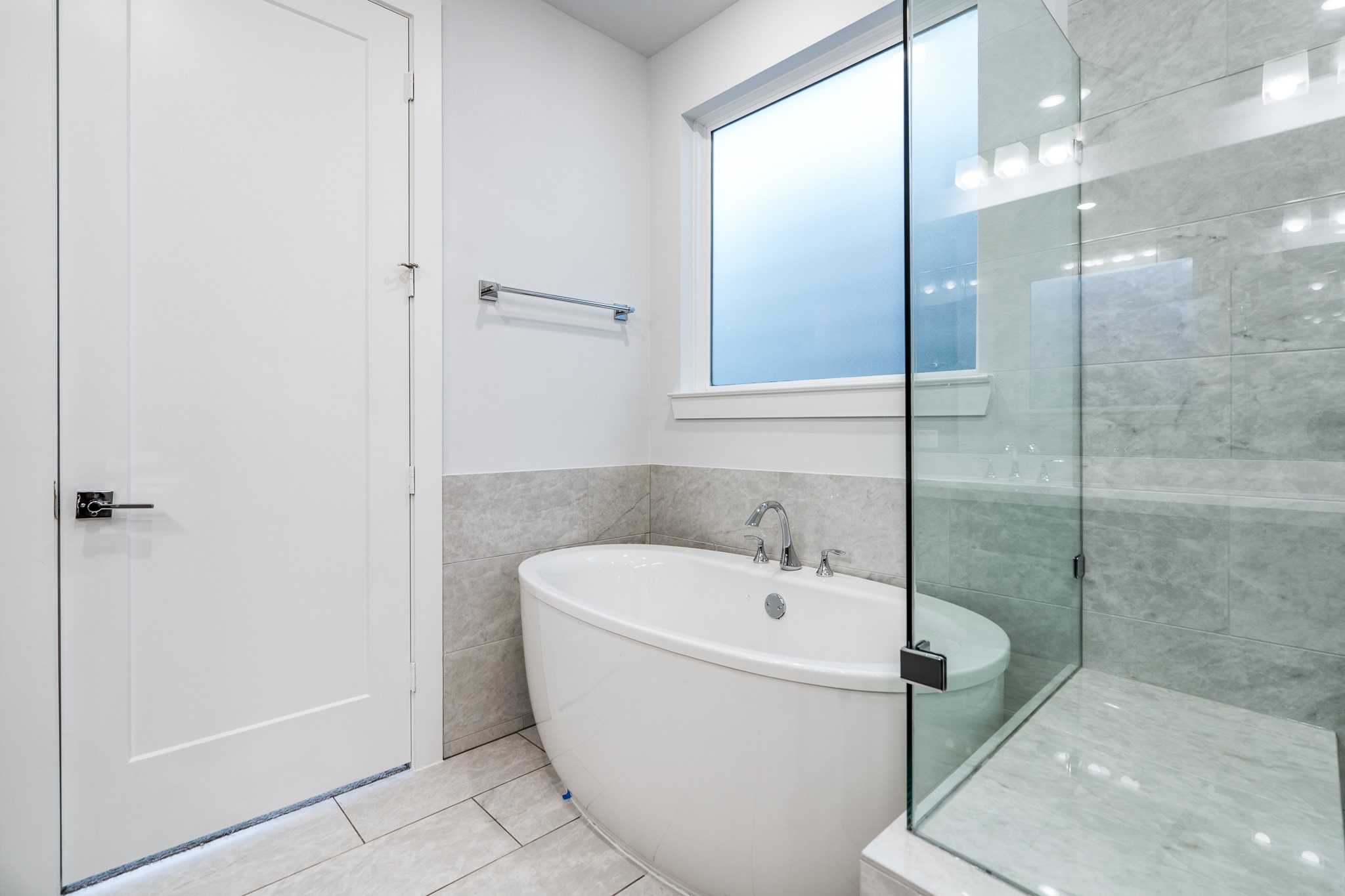 4224 Schuler Street Houston, TX 77007 - Photo 24 of 37 Stand alone soaking tub.