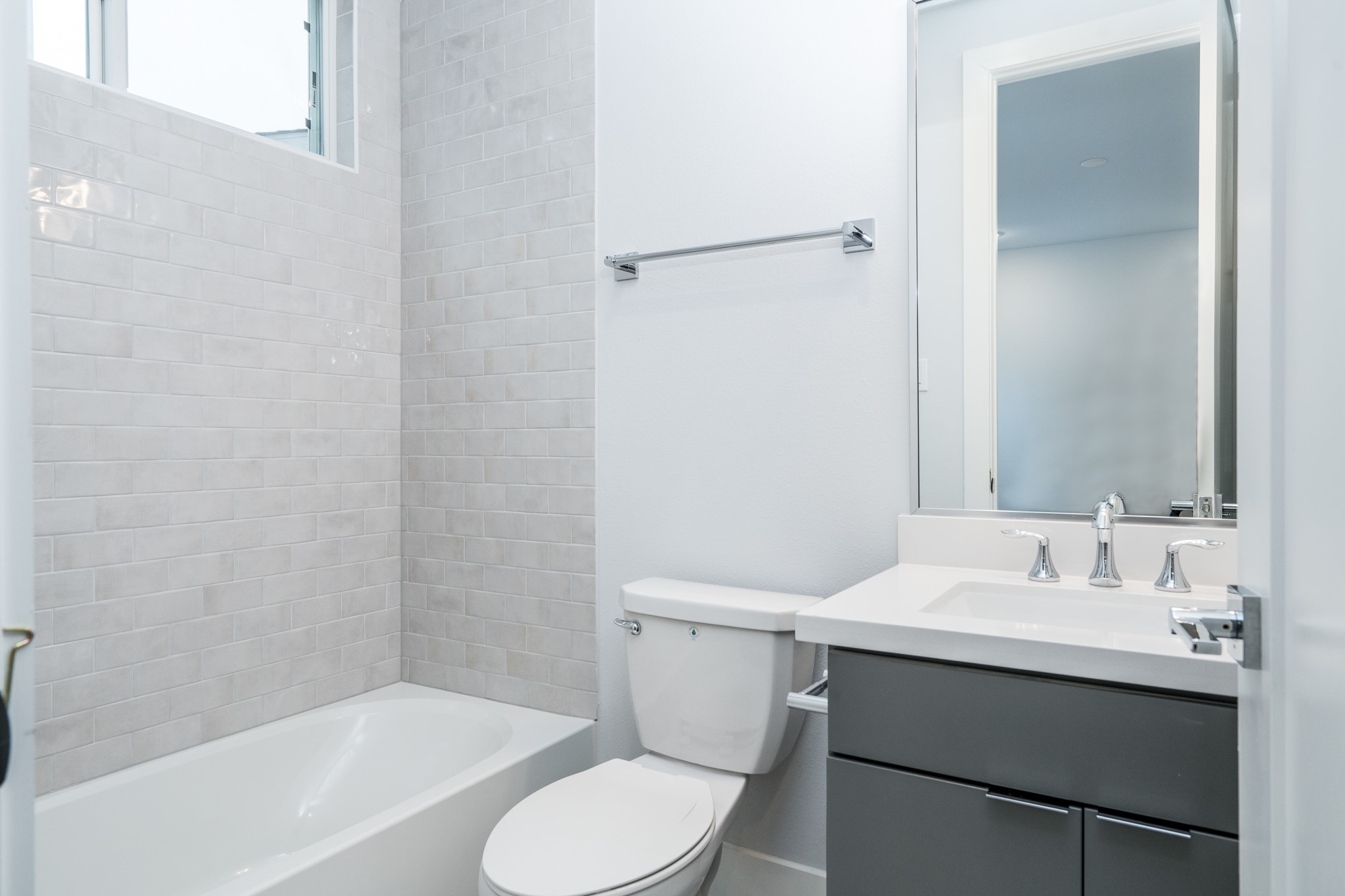 4224 Schuler Street Houston, TX 77007 - Photo 28 of 37 Full bath with secondary bedroom.