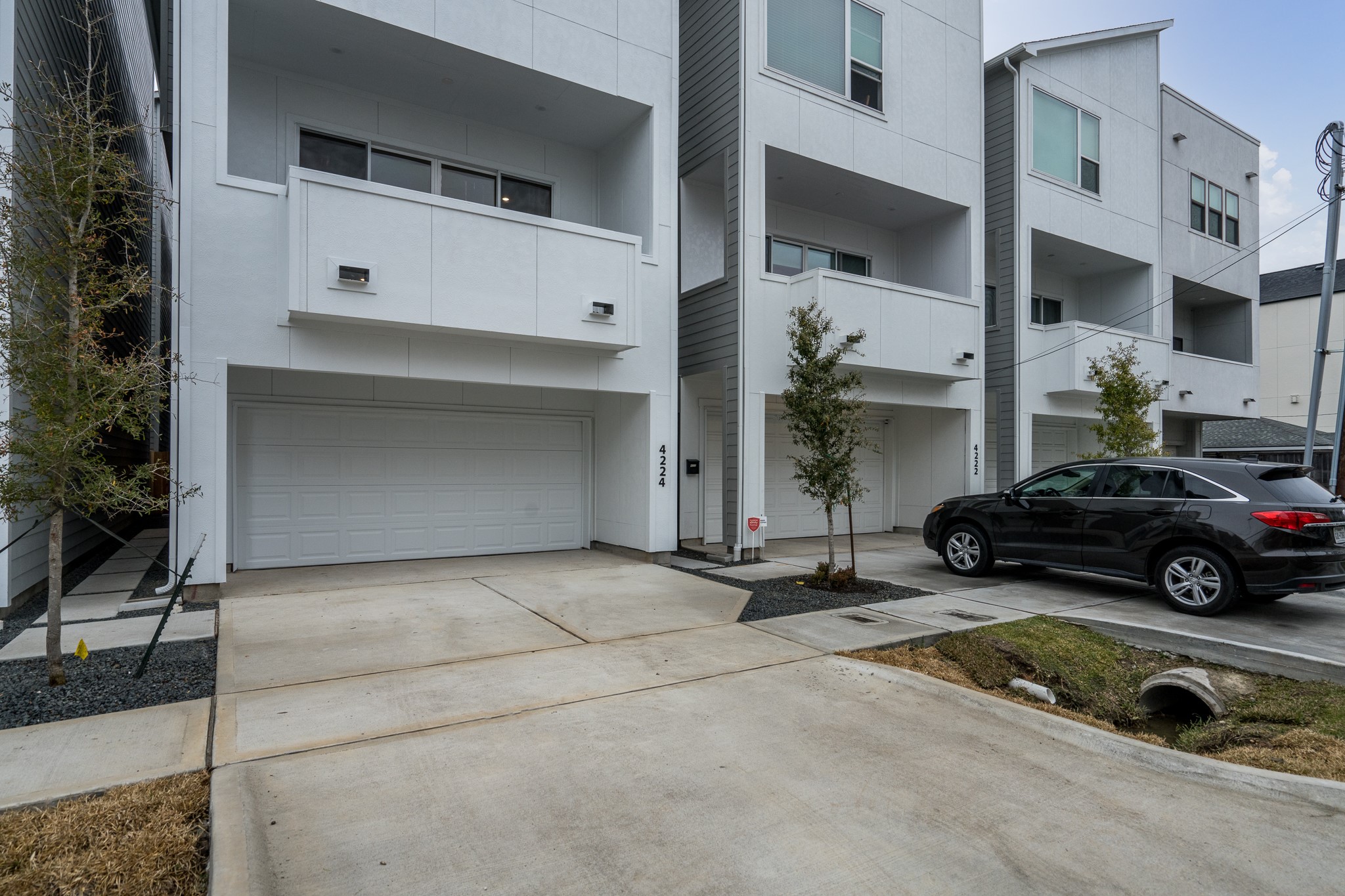 4224 Schuler Street Houston, TX 77007 - Photo 3 of 37 Driveway space.