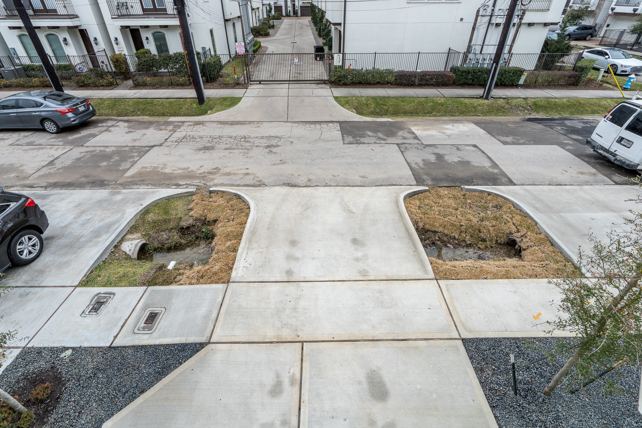 4224 Schuler Street Houston, TX 77007 - Photo 4 of 37 Plenty of parking on this private driveway.