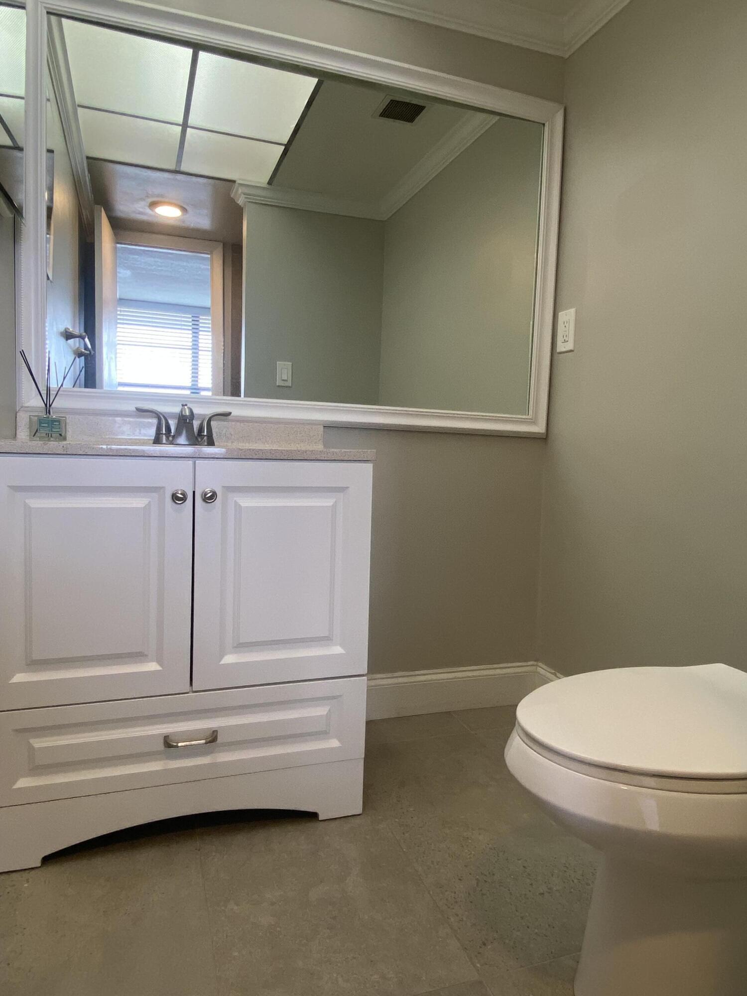 9 Royal Palm Way, Unit 403 Boca Raton, FL 33432 - Photo 31 of 45 Guest Bathroom