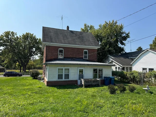 a view of house with a yard