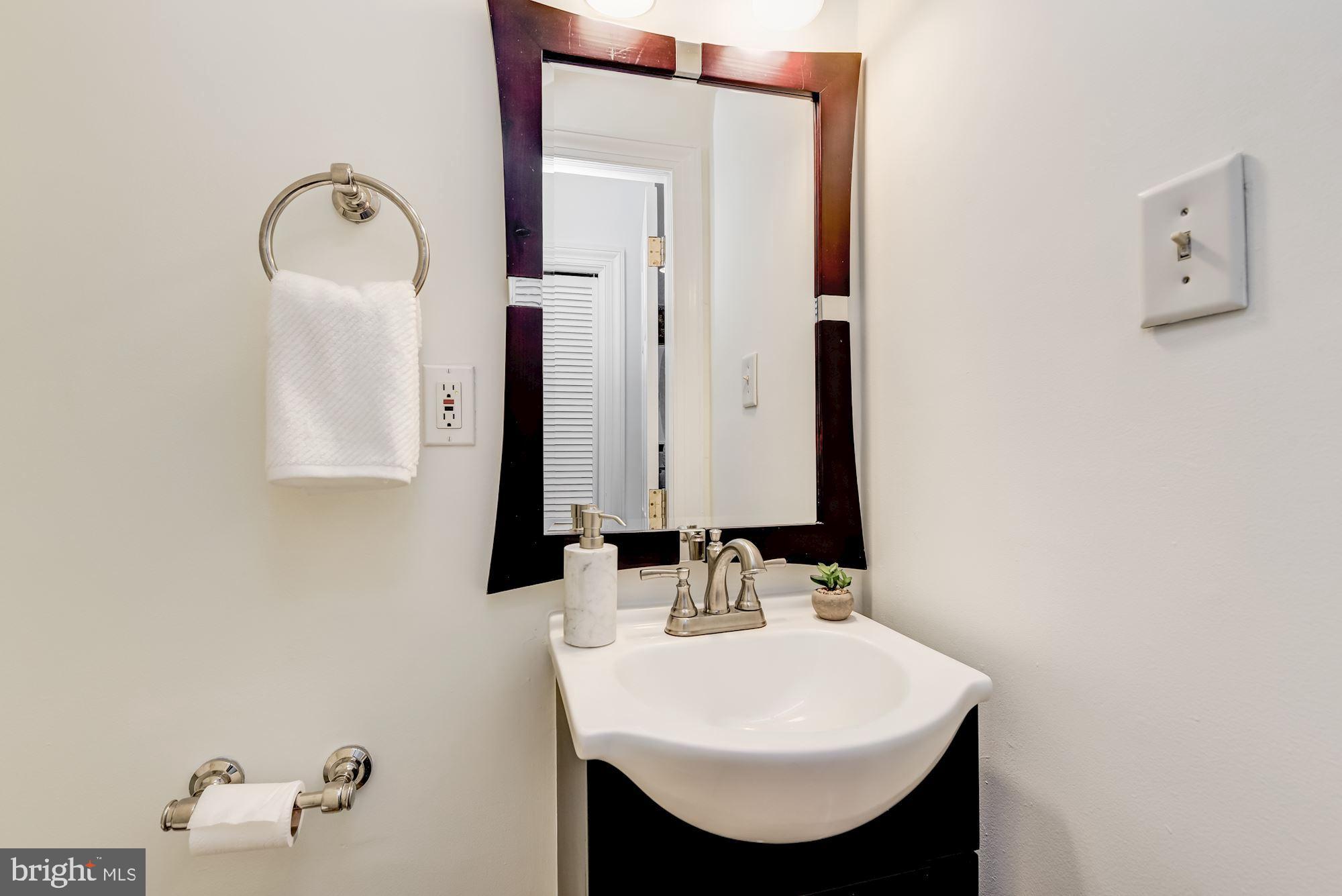 1410 D Street Southeast Washington, DC 20003 - Photo 10 of 25 Main Level - Powder Room