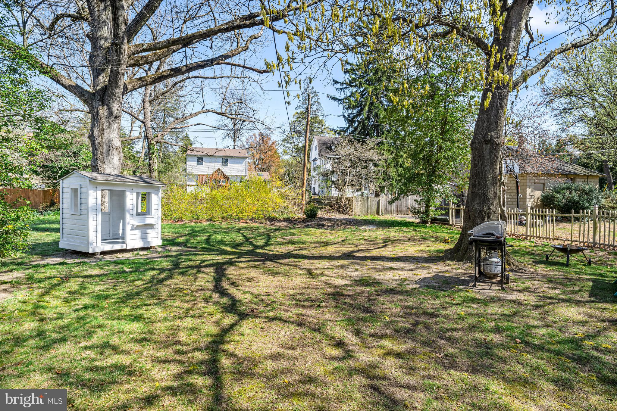 403 Midway Riverton, NJ 08077 - Photo 48 of 53 a backyard of a house with lots of green space