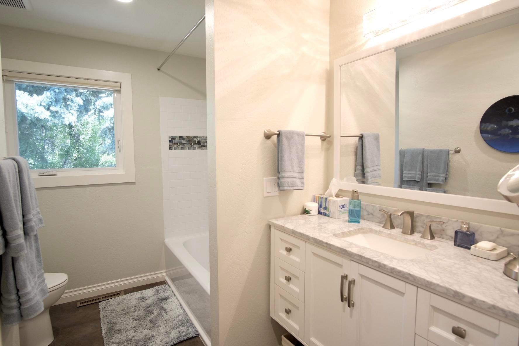 5781 Donaldson Road Grants Pass, OR 97526 - Photo 16 of 25 hall bath