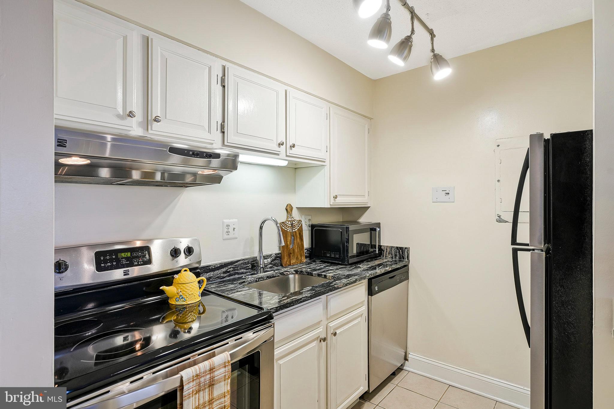 1808 Old Meadow Road, Unit 716 McLean, VA 22102 - Photo 5 of 37 KITCHEN