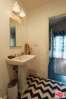$2,449,000 | 1060 Superba Avenue, Venice, CA 90291