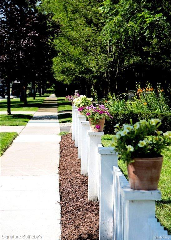 784 Southfield Road Birmingham, MI 48009 - Photo 7 of 24 WHITE PICKET FENCE.jpg