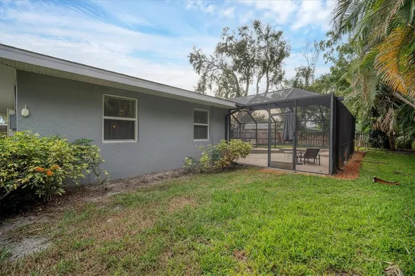 a view of a house with backyard and garden
