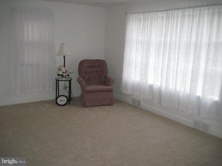 819 Byberry Road Philadelphia, PA 19116 - Photo 7 of 16 Living Room