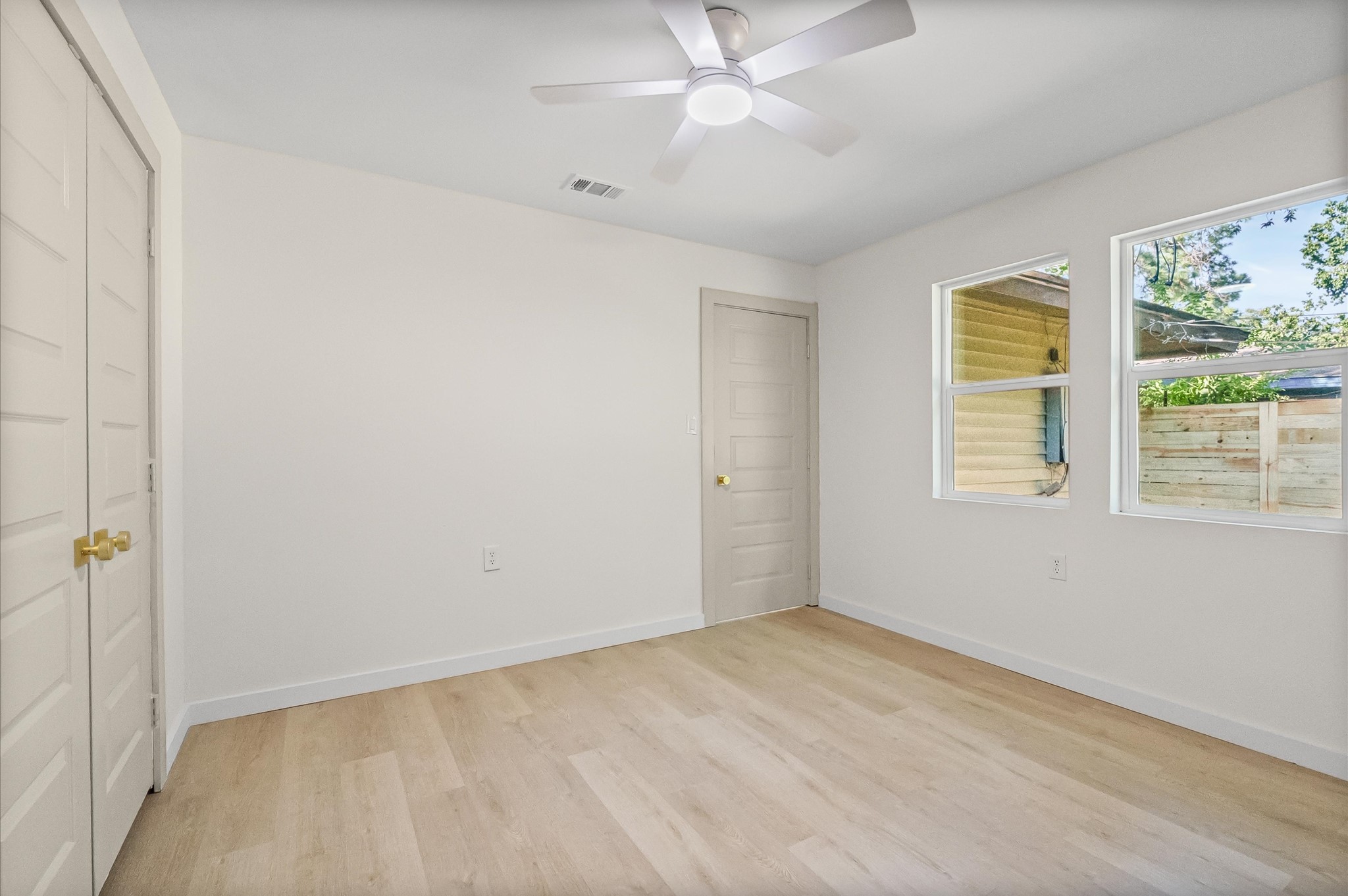 6527 Beekman Road Houston, TX 77021 - Photo 19 of 22 a view of an empty room with a window