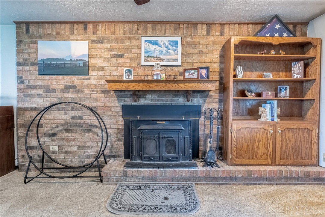 6860 Johnson Road Springfield, OH 45502 - Photo 12 of 31 FP with stove