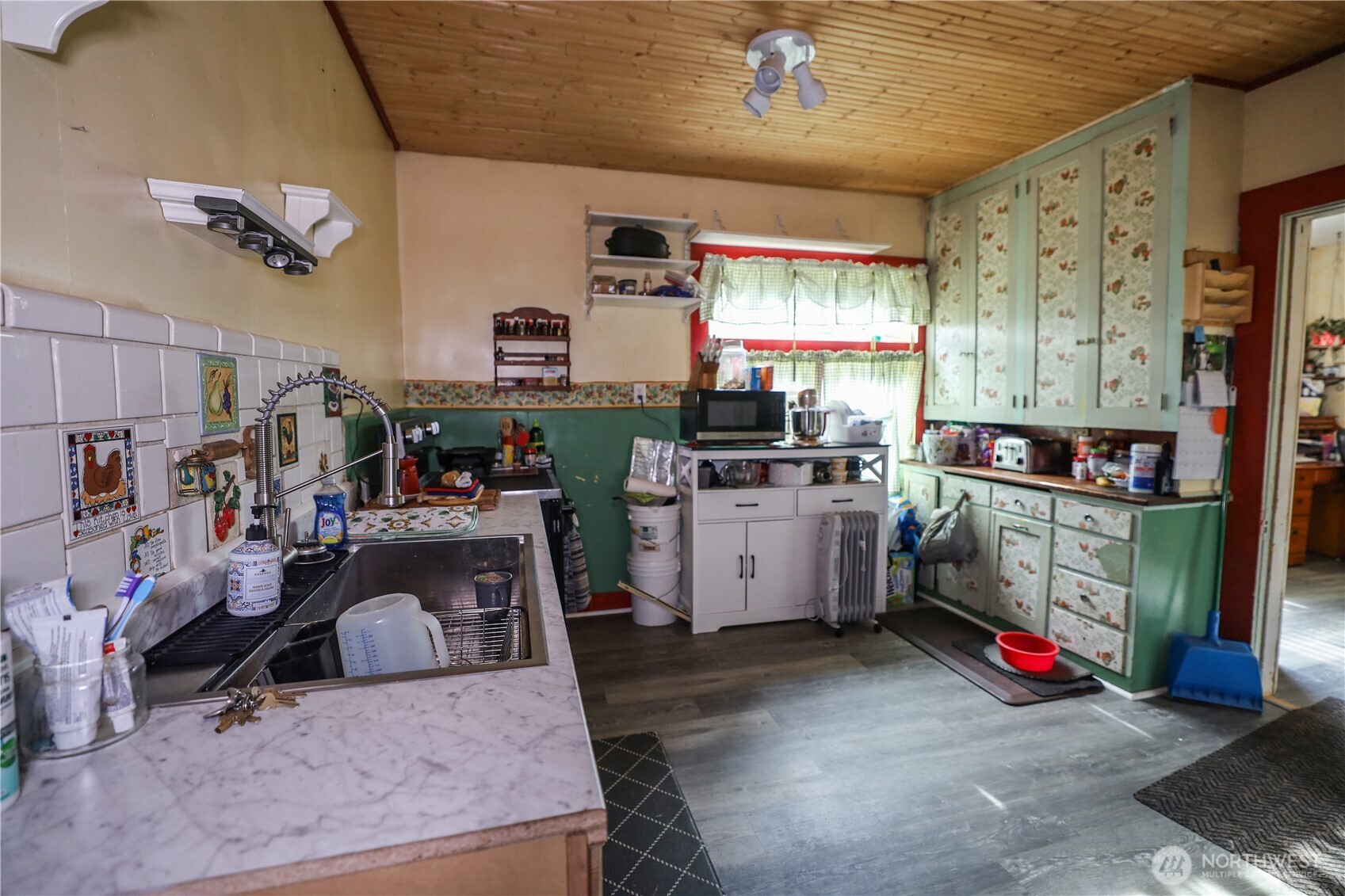 811 West Market Street Aberdeen, WA 98520 - Photo 11 of 35 a utility room with sink dryer and washer