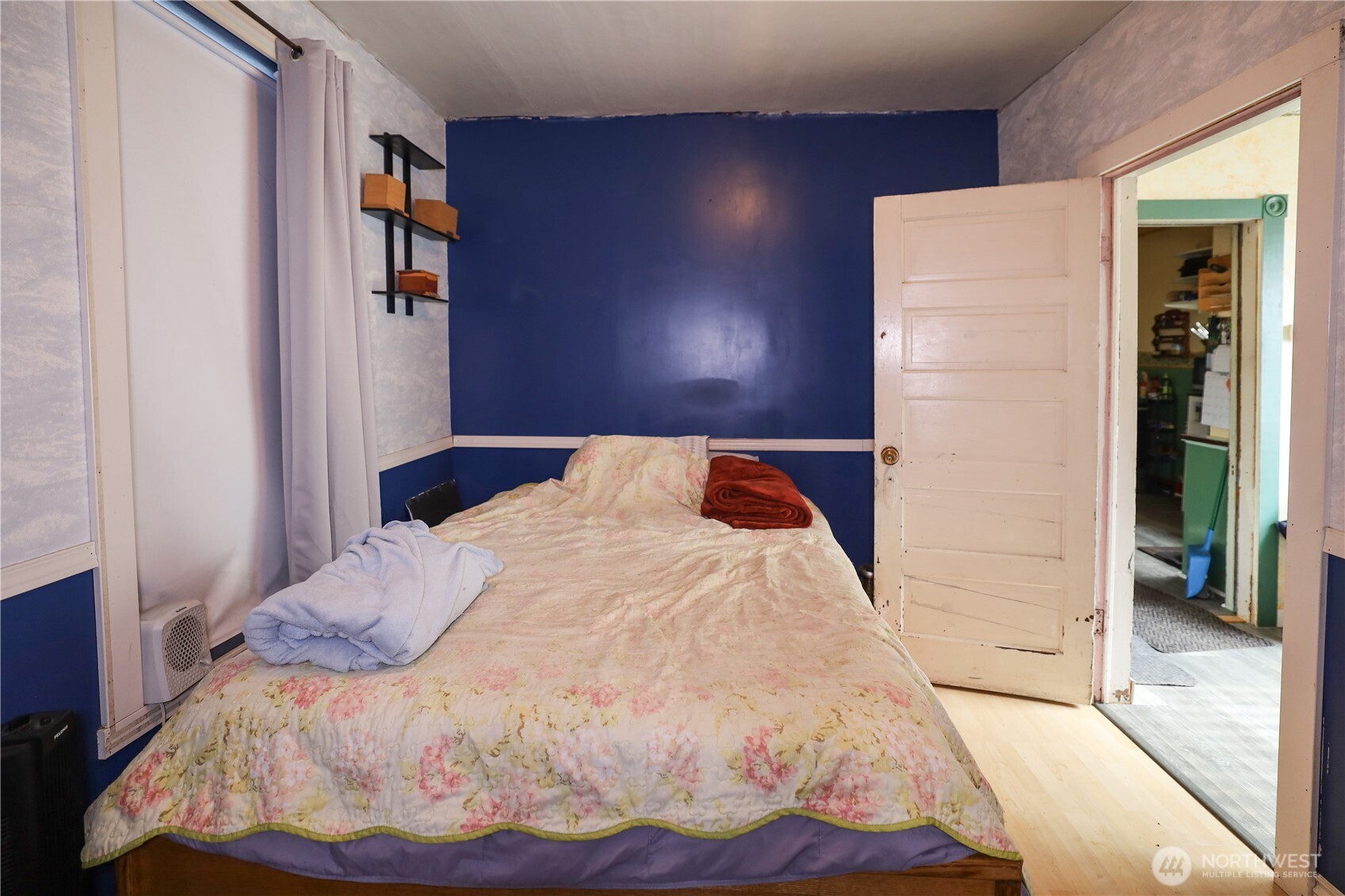 811 West Market Street Aberdeen, WA 98520 - Photo 13 of 35 a bedroom with a bed and a window