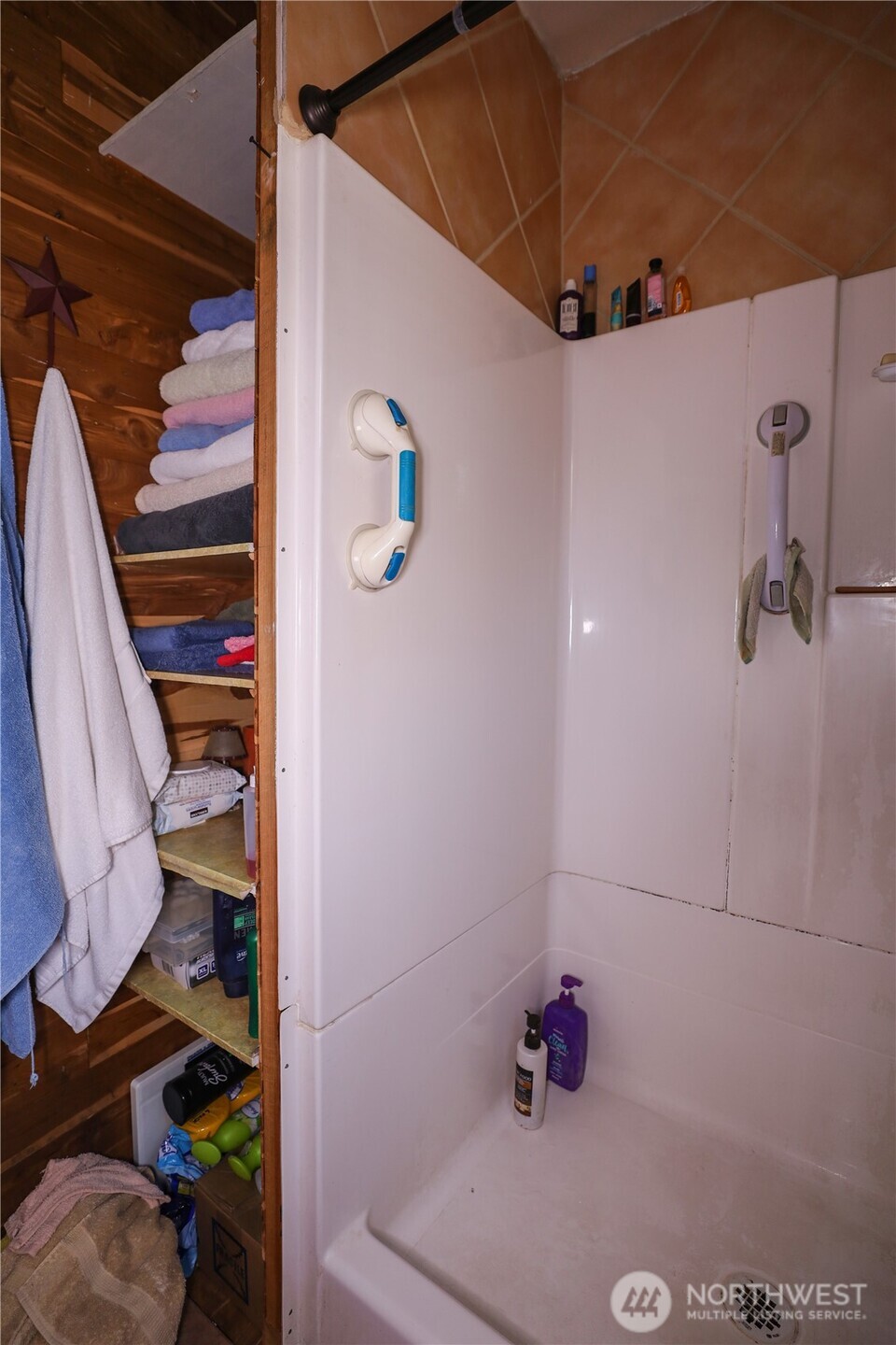 811 West Market Street Aberdeen, WA 98520 - Photo 16 of 35 a bathroom with a shower