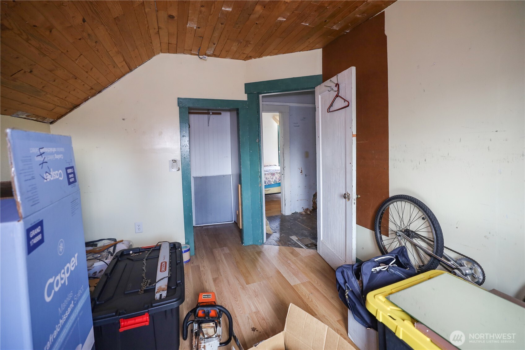 811 West Market Street Aberdeen, WA 98520 - Photo 21 of 35 a bedroom with bed and a mirror