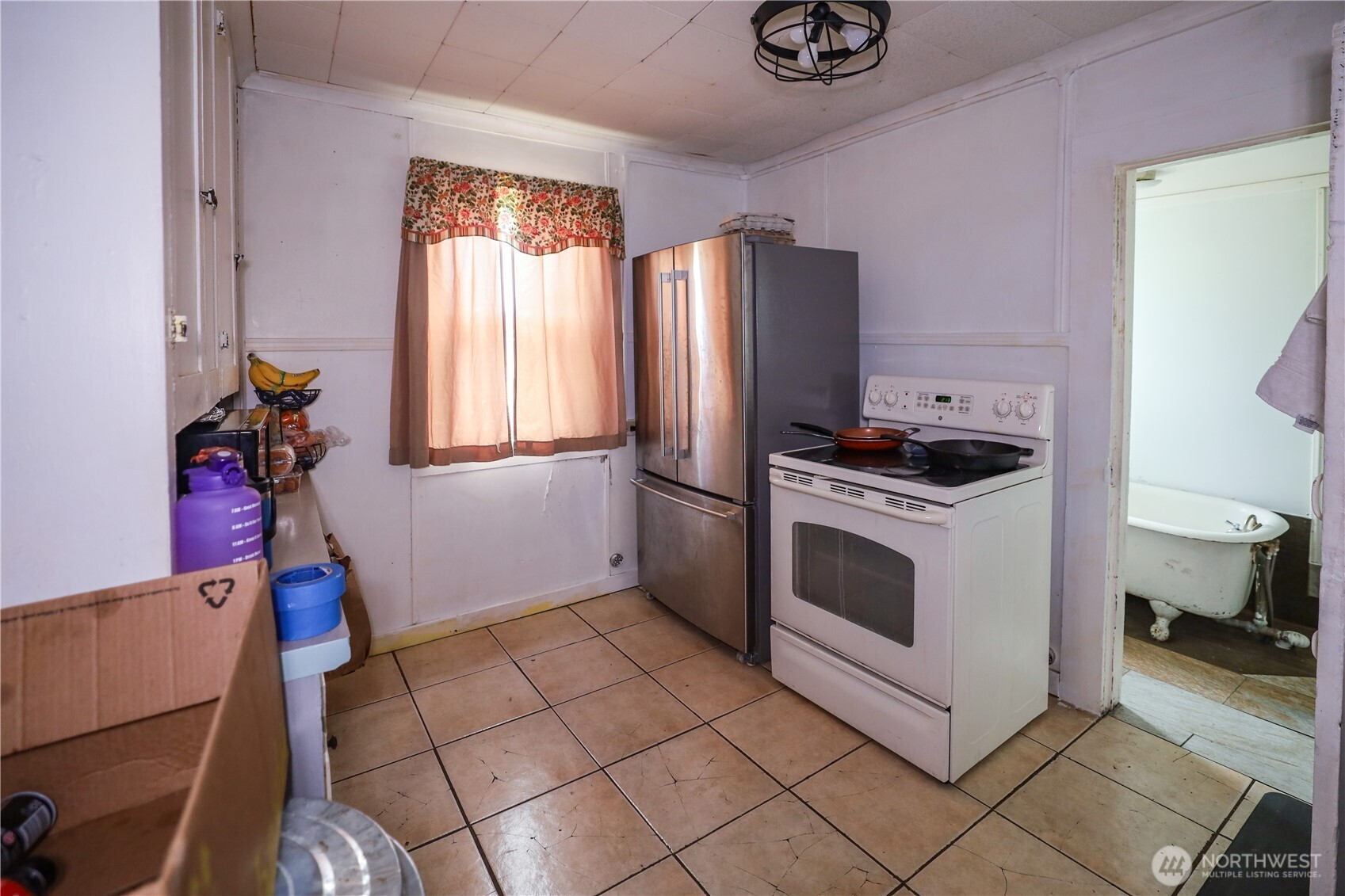 811 West Market Street Aberdeen, WA 98520 - Photo 28 of 35 a kitchen with stainless steel appliances a stove a sink and a refrigerator