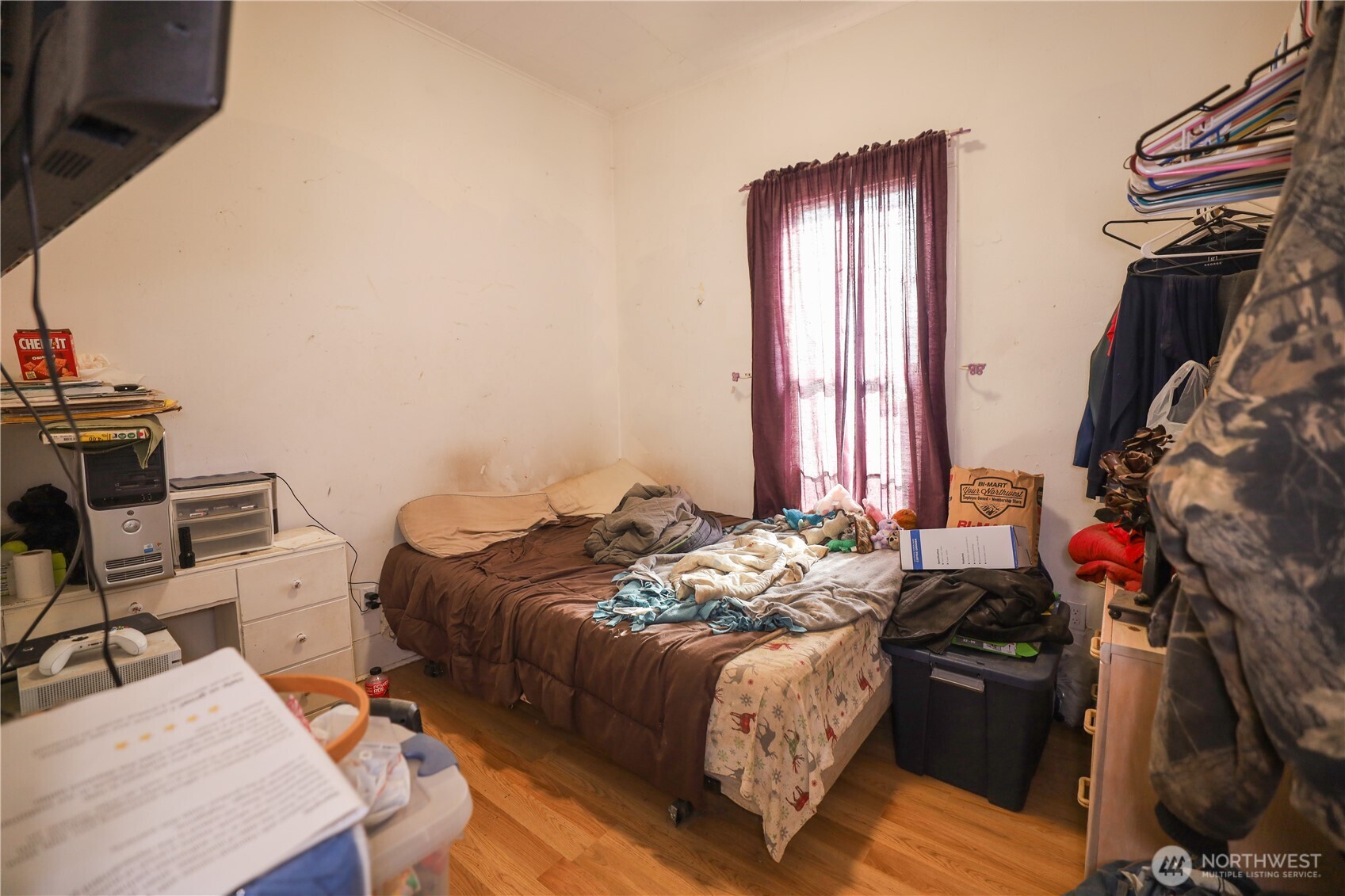 811 West Market Street Aberdeen, WA 98520 - Photo 29 of 35 a bed sitting in a bedroom next to a window