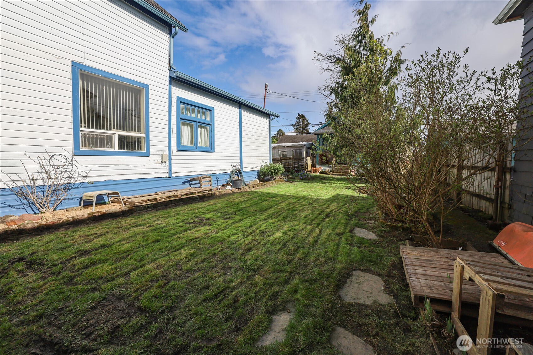 811 West Market Street Aberdeen, WA 98520 - Photo 34 of 35 a swimming pool with outdoor seating and yard