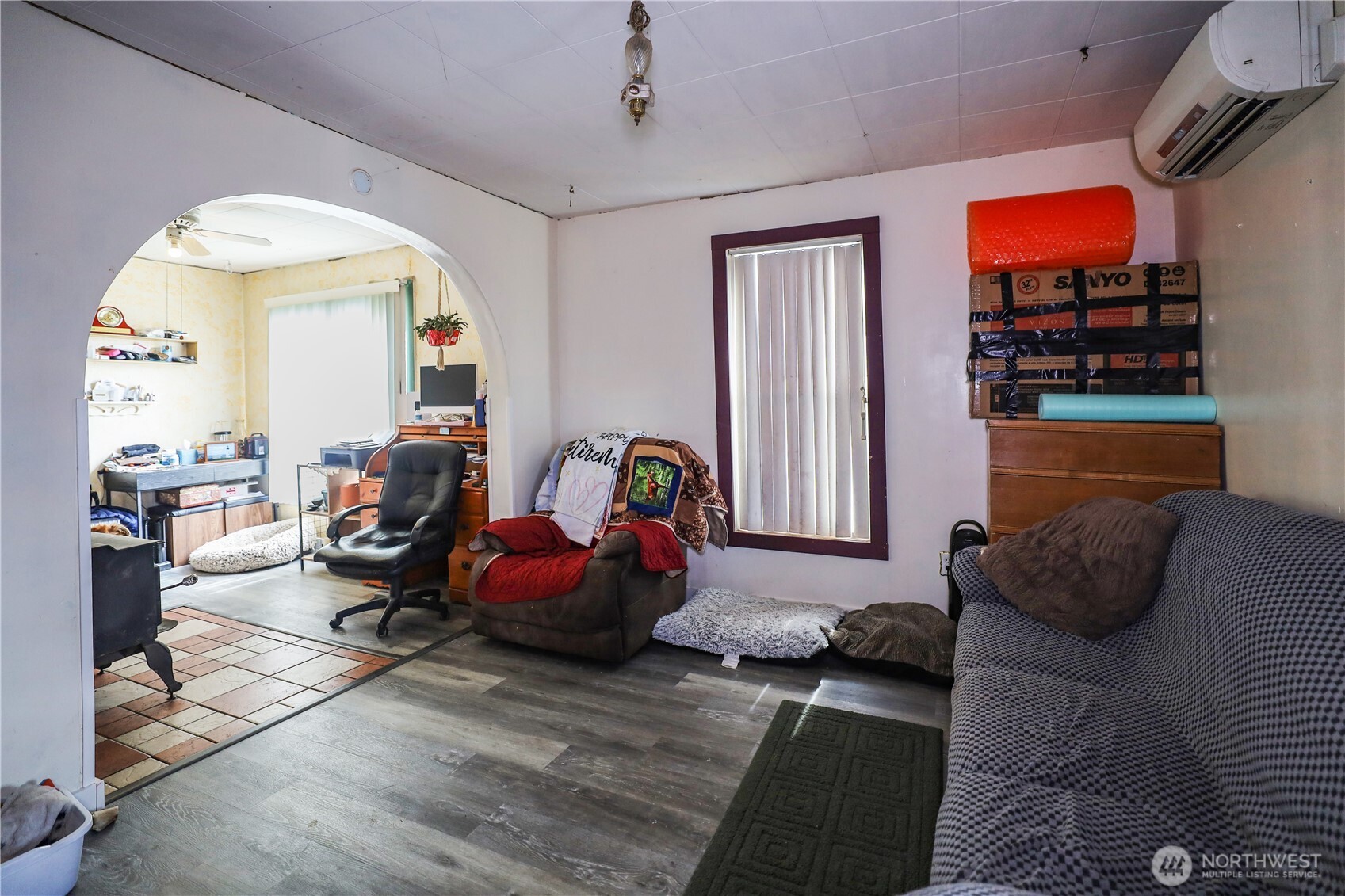 811 West Market Street Aberdeen, WA 98520 - Photo 8 of 35 a living room with furniture a window and bookshelf