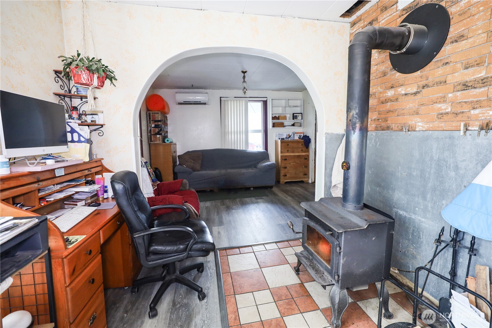 811 West Market Street Aberdeen, WA 98520 - Photo 9 of 35 a living room with furniture and a flat screen tv
