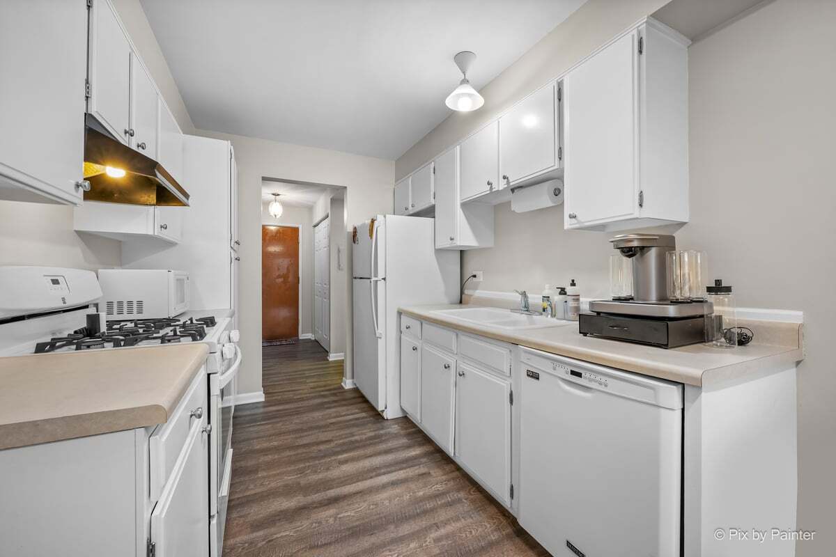 1311 South Finley Road, Unit 104 Lombard, IL 60148 - Photo 7 of 15 a kitchen with cabinets and a stove