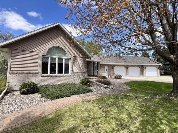$585,000 | 1500 Mcauliffe Place Northwest, Alexandria, MN 56308