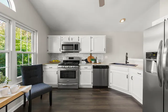 $329,900 | 30-w023 Cedar Court, Unit 23, Warrenville, IL 60555