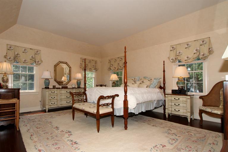 29 Farm Valley Road Osterville, MA 02655 - Photo 13 of 24 a living room with furniture