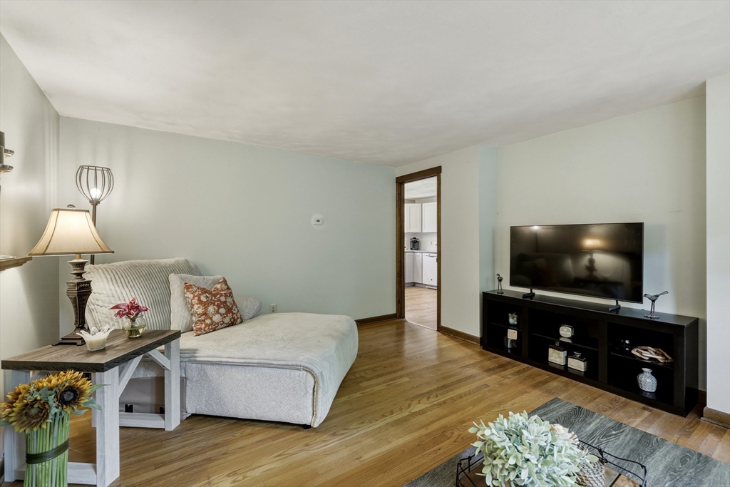 64 Tioga Street Springfield, MA 01128 - Photo 6 of 27
