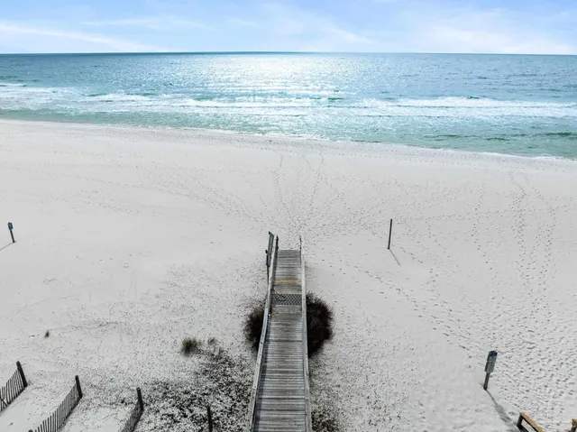 a view of a bath room