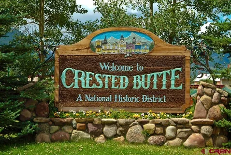 a view of a sign board with yard