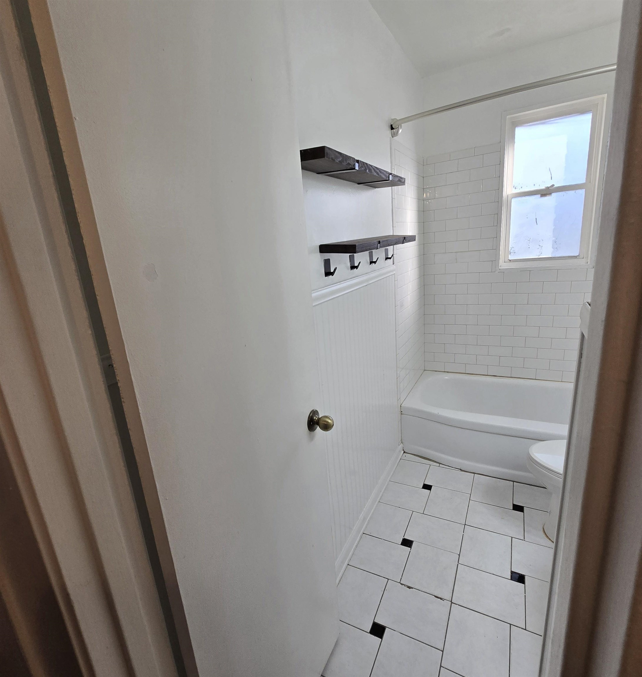 4861 Verne Road Memphis, TN 38117 - Photo 11 of 17 a bathroom with a bathtub
