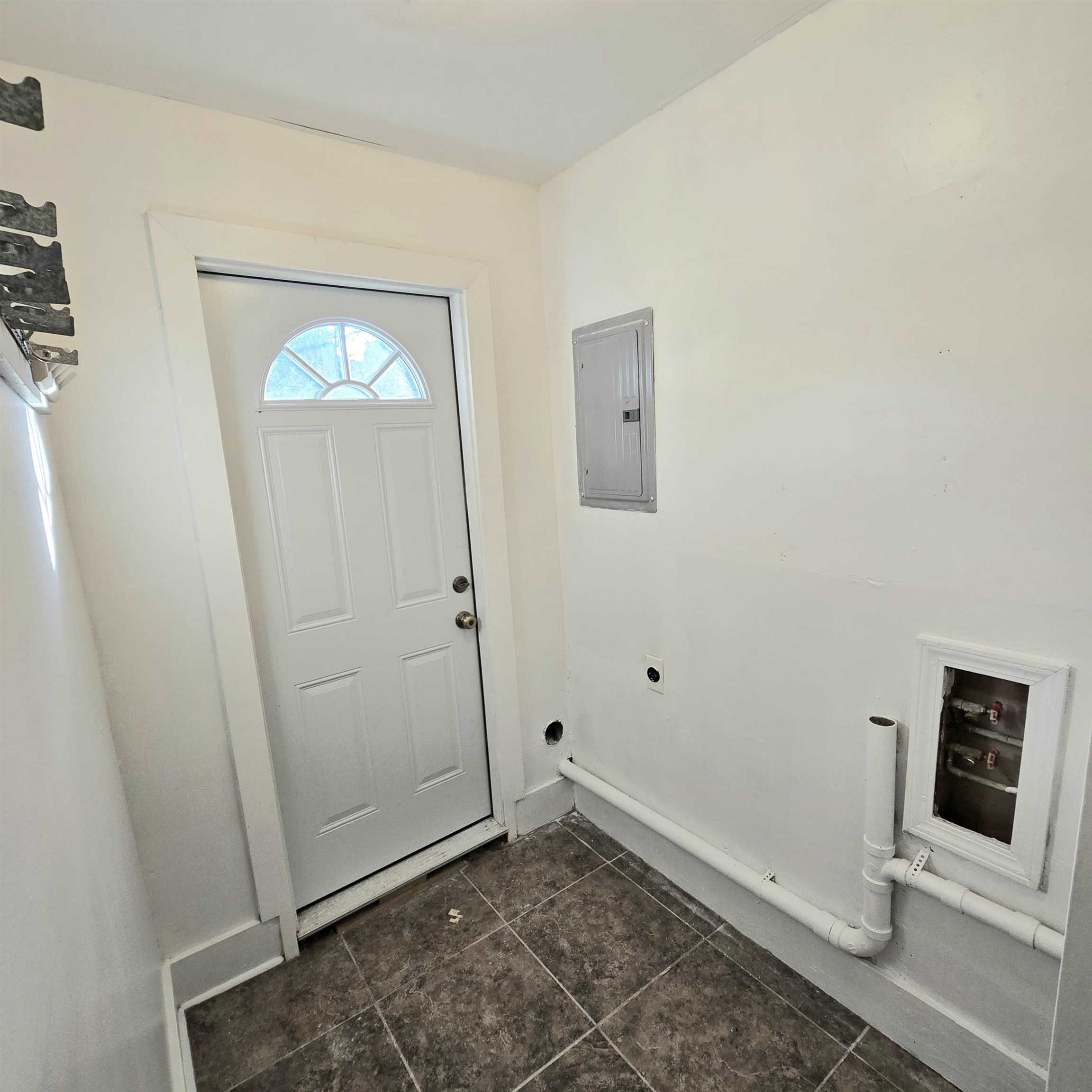 4861 Verne Road Memphis, TN 38117 - Photo 13 of 17 an empty room with windows