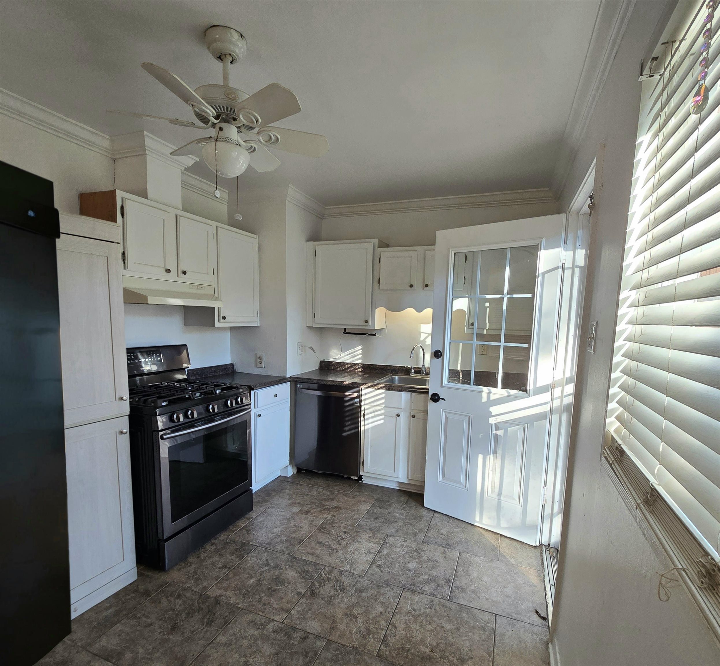 4861 Verne Road Memphis, TN 38117 - Photo 4 of 17 a kitchen with stainless steel appliances granite countertop a stove a sink and a refrigerator