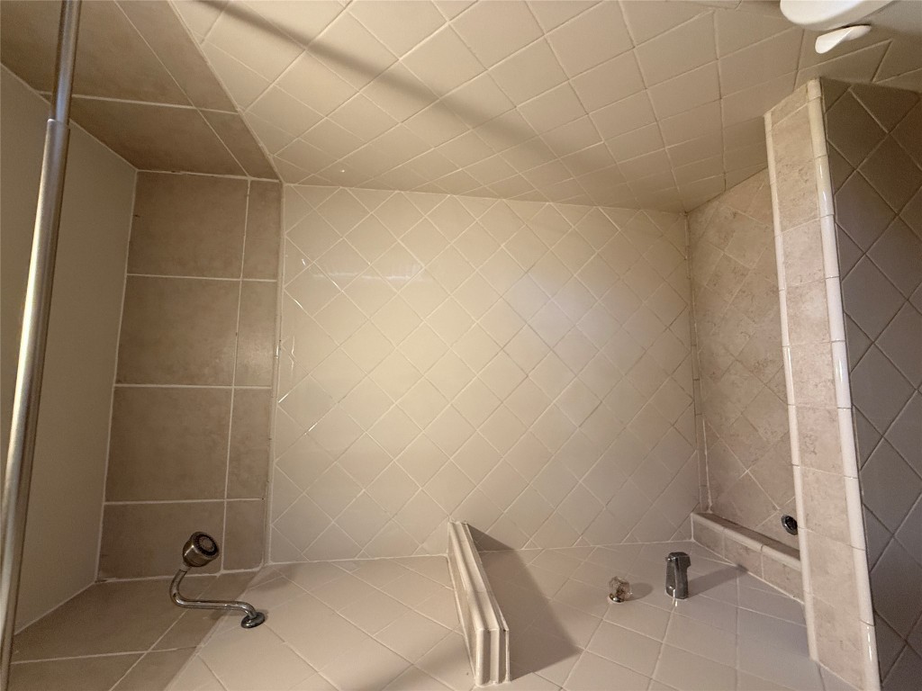 8906 Pineridge Drive Austin, TX 78729 - Photo 14 of 35 a bathroom with a bathtub