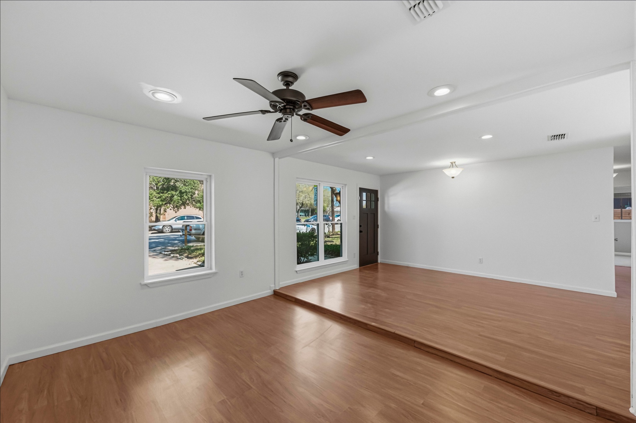 1005 Arthur Stiles Road Austin, TX 78721 - Photo 5 of 29 Large, double living area.