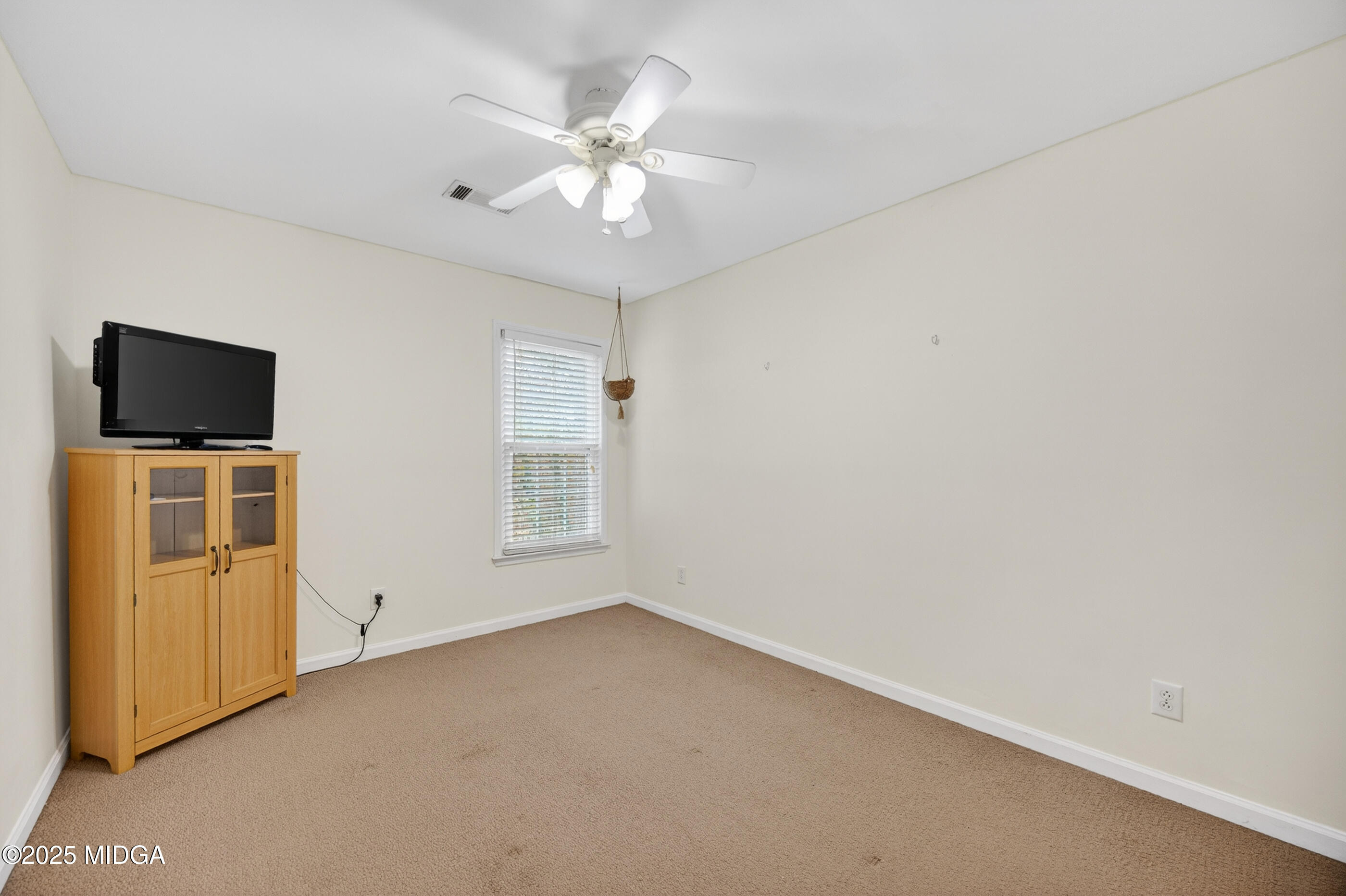 199 Springfield Boulevard Macon, GA 31210 - Photo 34 of 44 an empty room with chandelier fan