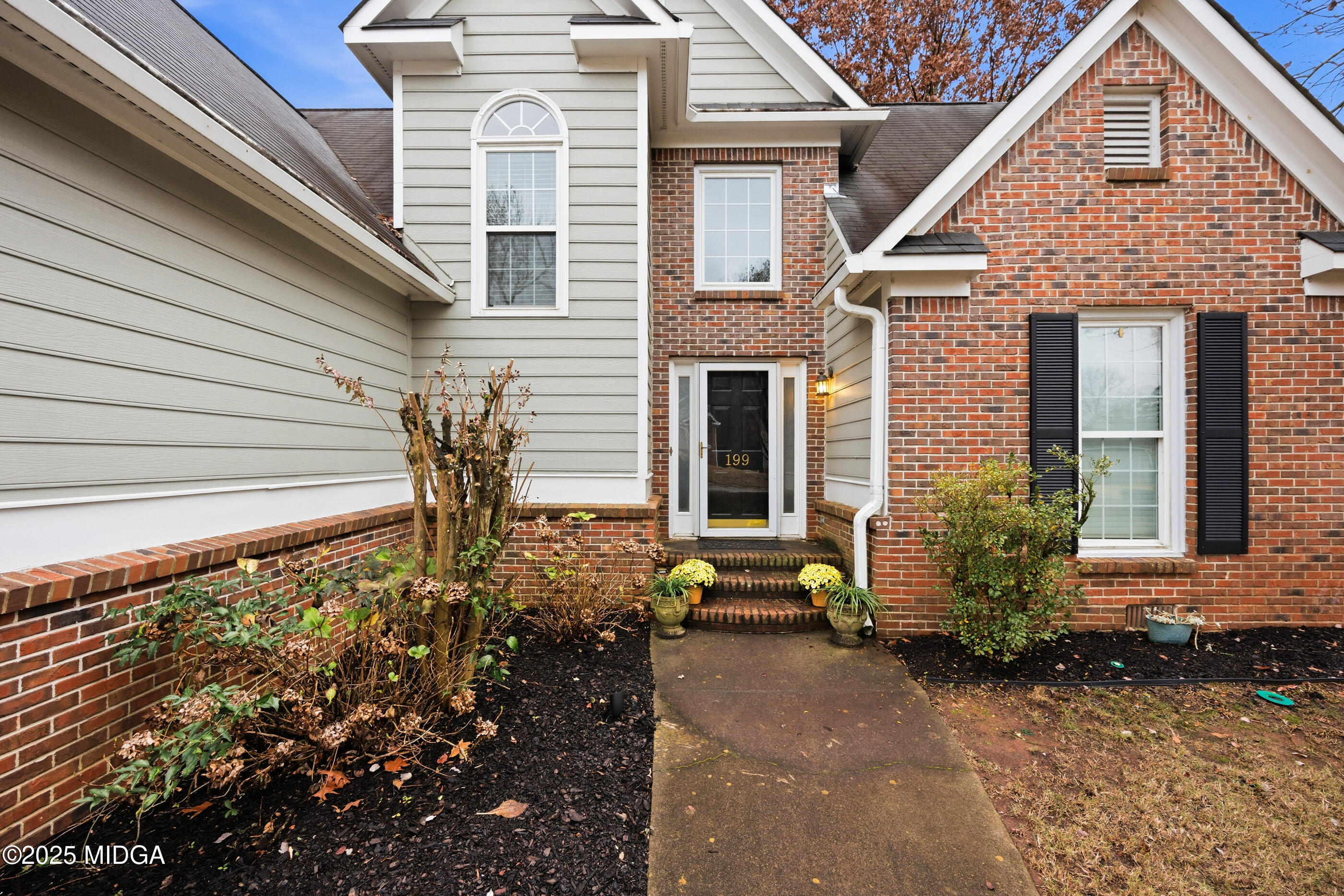 199 Springfield Boulevard Macon, GA 31210 - Photo 5 of 44 a front view of a house with garden
