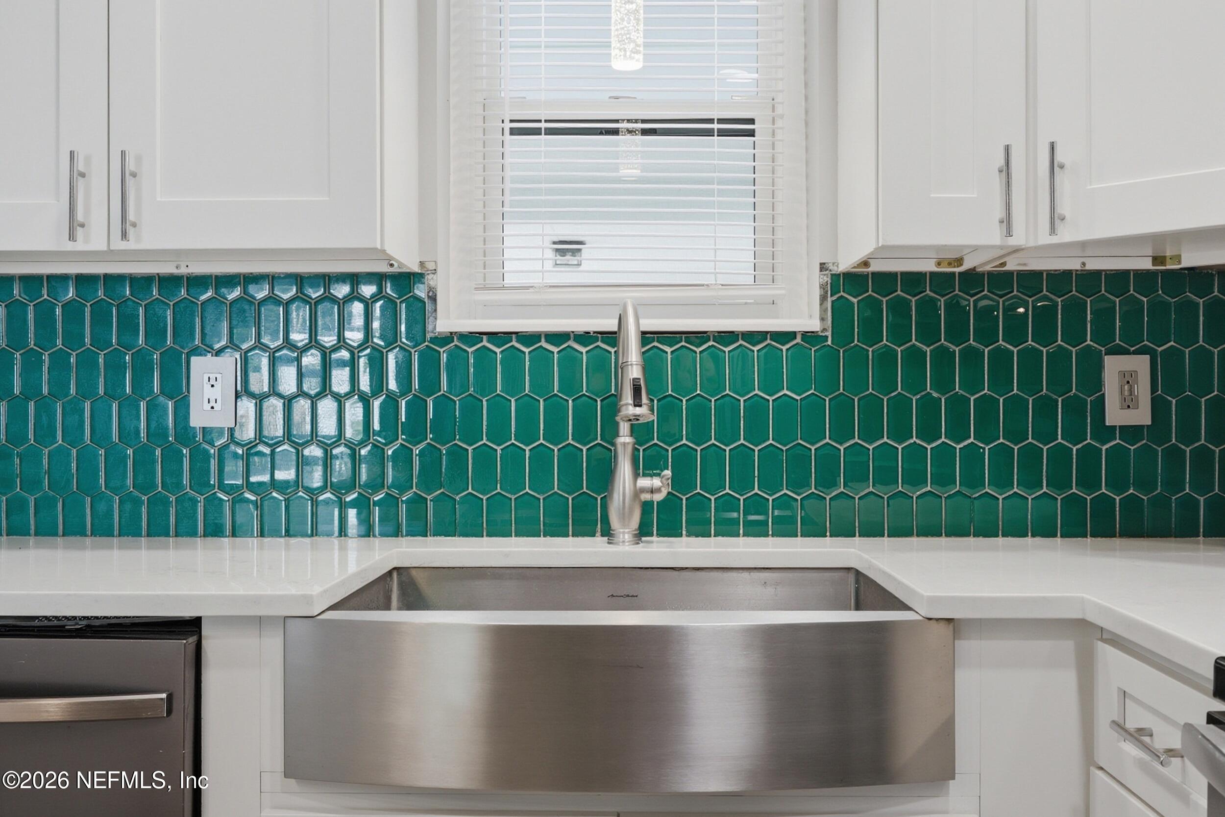 1873 Stanford Road North Jacksonville, FL 32207 - Photo 16 of 37 a view of kitchen and a bathtub