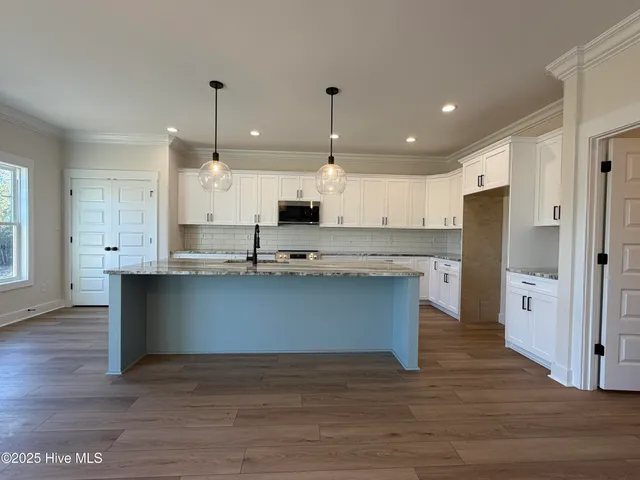 $634,900 | 302 East Ivybridge Drive, Hubert, NC 28539