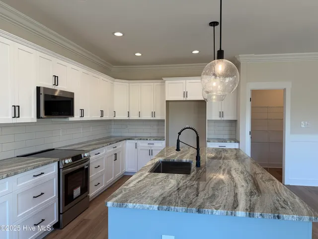 $634,900 | 302 East Ivybridge Drive, Hubert, NC 28539