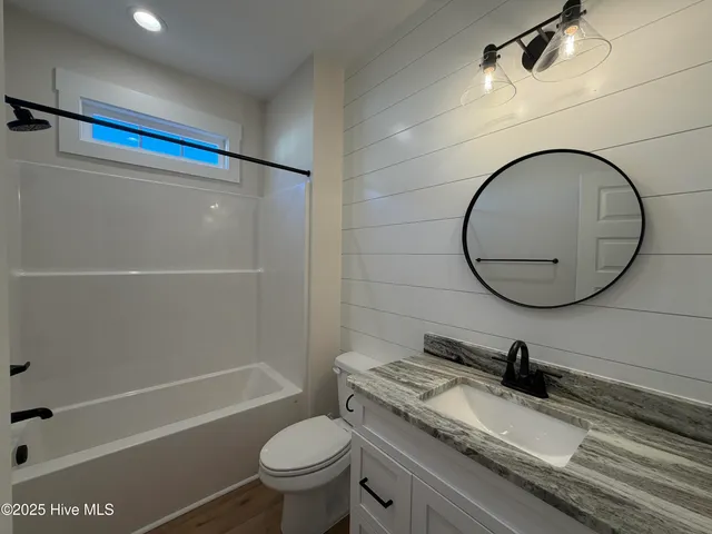 $634,900 | 302 East Ivybridge Drive, Hubert, NC 28539