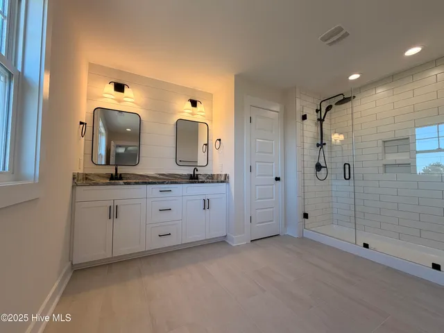 $634,900 | 302 East Ivybridge Drive, Hubert, NC 28539