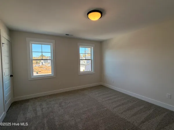 $624,900 | 302 East Ivybridge Drive, Hubert, NC 28539