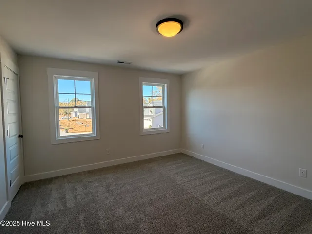 $634,900 | 302 East Ivybridge Drive, Hubert, NC 28539