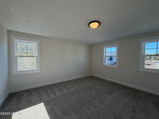 $634,900 | 302 East Ivybridge Drive, Hubert, NC 28539