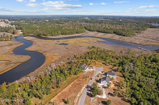 $634,900 | 302 East Ivybridge Drive, Hubert, NC 28539